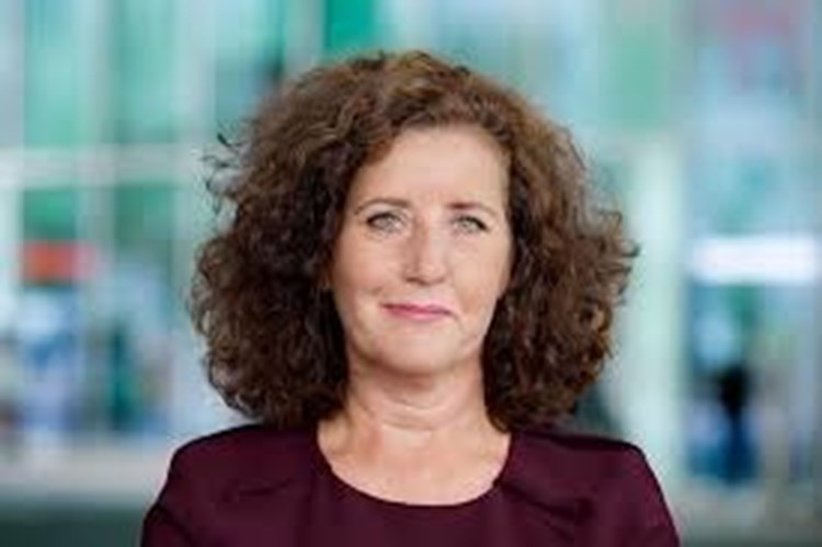 Van Engelshoven (D66) wil miljard erbij en hekelt VVD